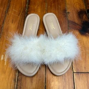 Cape Robbin Feather Slides